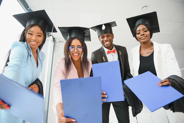 Retrato de graduados multirraciales con diploma