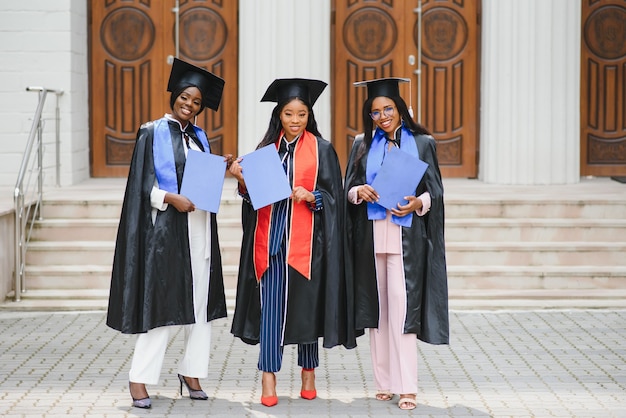 Retrato de graduados multirraciales con diploma