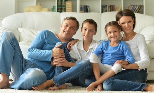 Retrato de una gran familia feliz en casa