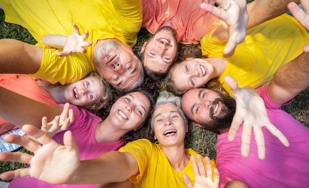 Retrato de la gran familia feliz en el césped