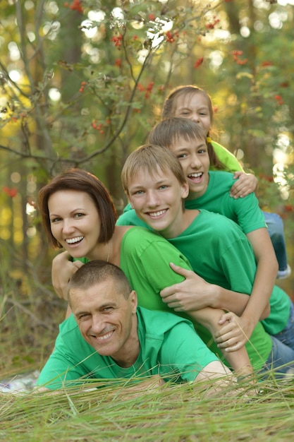 Foto retrato de una gran familia feliz divirtiéndose al aire libre