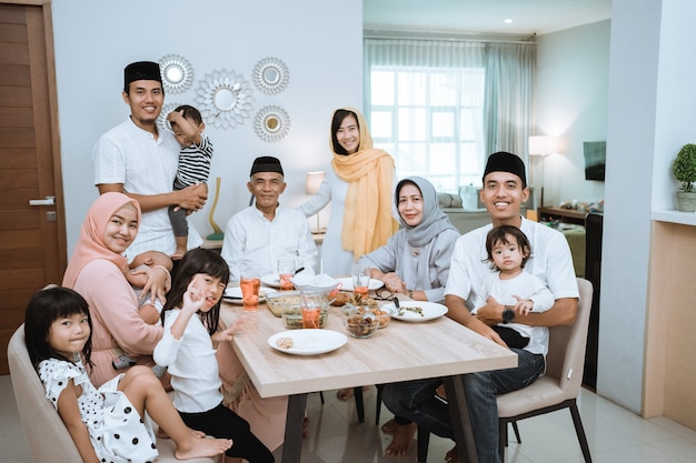 Retrato de gran familia musulmana asiática en cena iftar juntos sonriendo