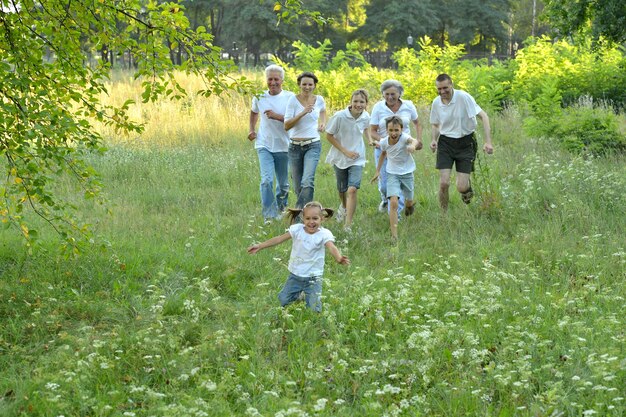 Retrato de gran familia en un parque de verano