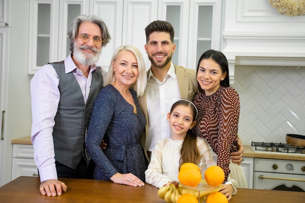 Foto retrato, de, grande, feliz, multigeneracional, juntos, posar, para, cámara, en, elegante, cocina, en casa