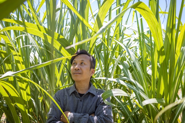 Retrato de un granjero asiático durante el día en su orgullosa granja.