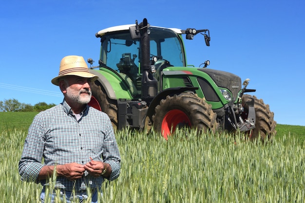 Retrato de un granjero en el campo