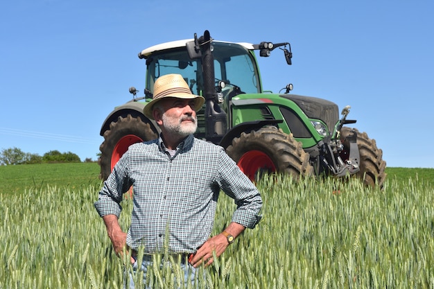 Retrato de un granjero en el campo