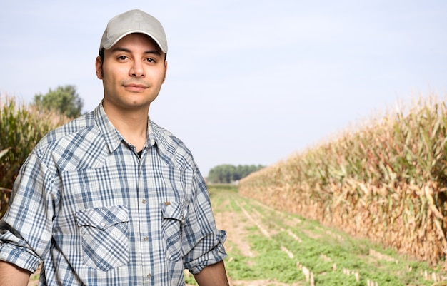 Foto retrato de un granjero frente a su campo