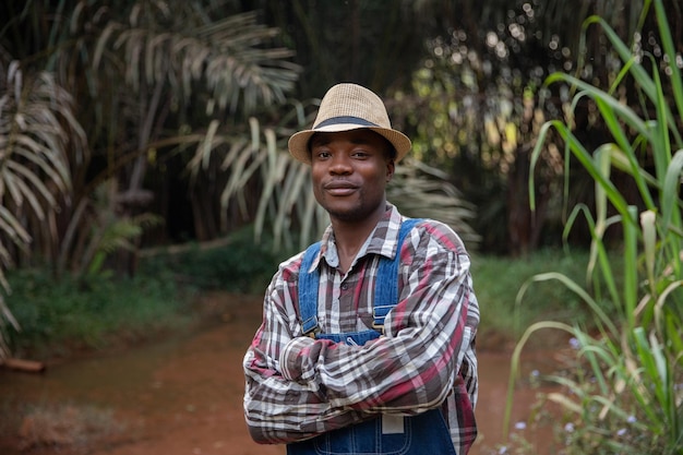 Retrato de un granjero posando con los brazos cruzados sonriendo exitoso hombre de negocios africano