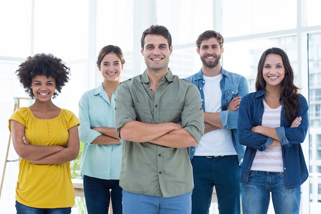 Retrato grupal de jovens colegas felizes