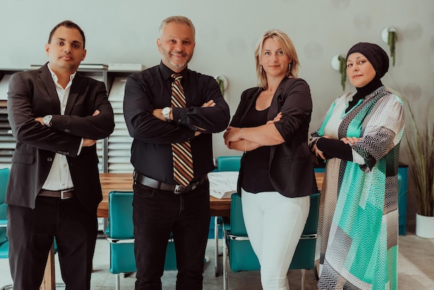 Retrato grupal de felices colegas diversos de diferentes edades. Empresarios unidos de 30 y 50 años mirando a la cámara. Equipo de pasantes y entrenadores en prácticas posando juntos en el cargo. Concepto de trabajo en equipo.