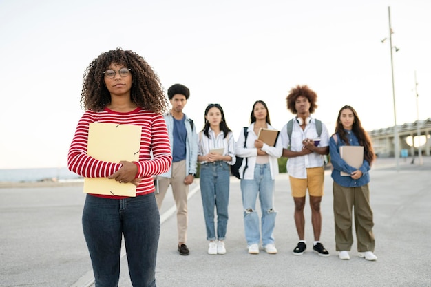 Retrato grupal de jóvenes estudiantes enfocados en mujeres afroamericanas