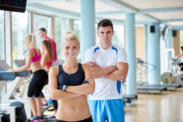 retrato grupal de jóvenes sanos y en forma en el gimnasio