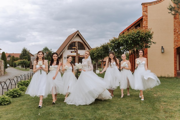 Retrato grupal de la novia y las damas de honor Boda de la Novia en vestido de novia y damas de honores