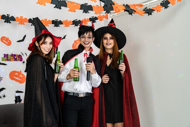 Retrato grupo de adultos jóvenes asiáticos celebrando halloween