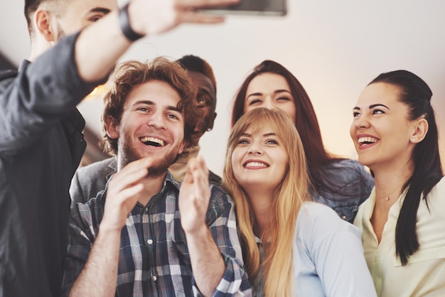 Retrato de grupo de alegres viejos amigos se comunican entre sí