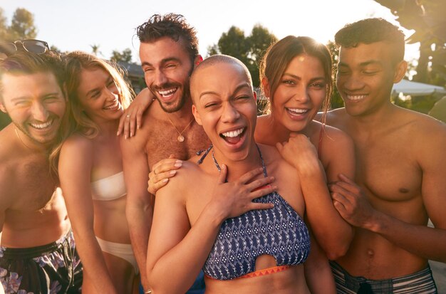 Retrato de un grupo de amigos al aire libre relajándose en la piscina y disfrutando de la fiesta de verano