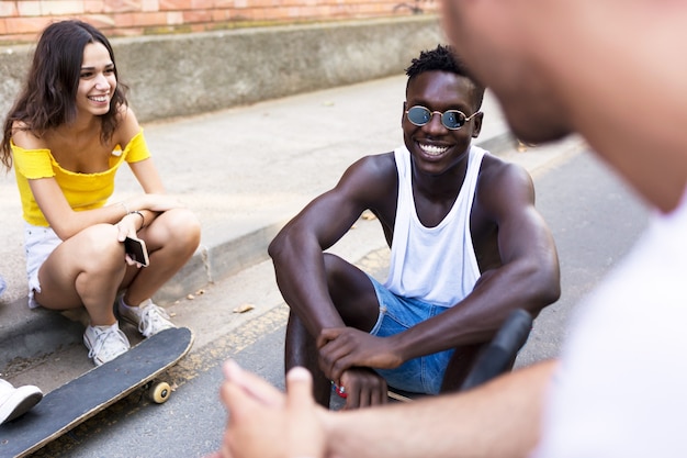 Retrato de grupo de amigos jóvenes hipster hablando en una zona urbana.