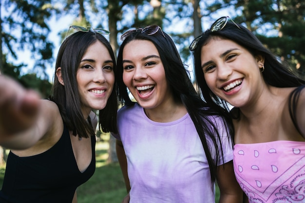 Foto retrato de un grupo de amigos sonrientes al aire libre.