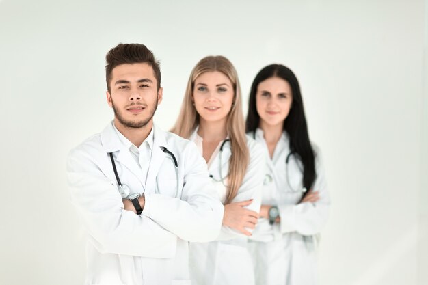 Retrato de grupo de colegas del hospital sonrientes parados juntos