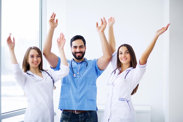 Foto retrato de un grupo de colegas sonrientes del hospital parados juntos