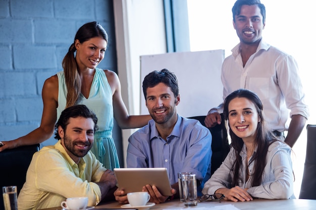 Retrato de un grupo de compañeros de trabajo