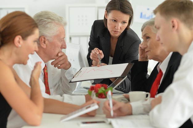 Retrato de grupo de empresarios exitosos