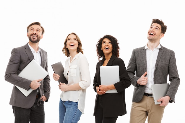 Foto retrato de un grupo de empresarios multirraciales felices