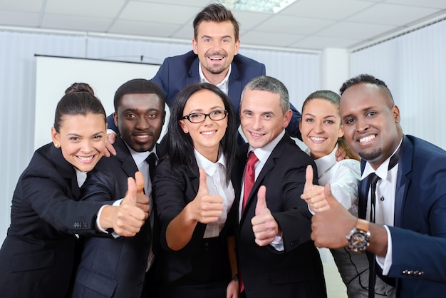 Retrato de grupo de empresarios sonriendo en la oficina