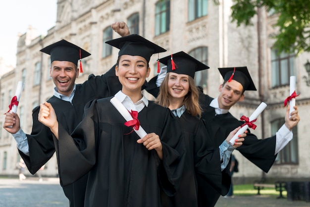 Retrato de grupo de estudiantes celebrando su graduación