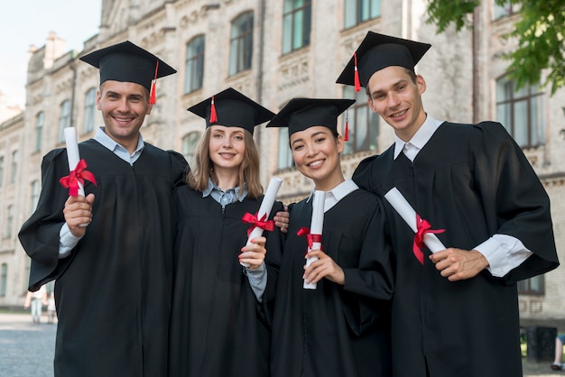 Foto retrato de grupo de estudiantes celebrando su graduación