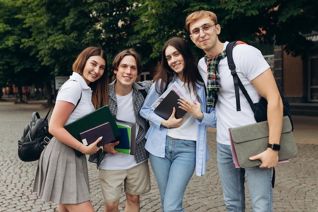 Retrato de un grupo de estudiantes felices en la calle El concepto de educación universitaria
