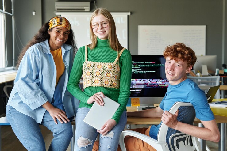 Foto retrato de un grupo de estudiantes sonriendo a la cámara mientras estudian ti en la escuela
