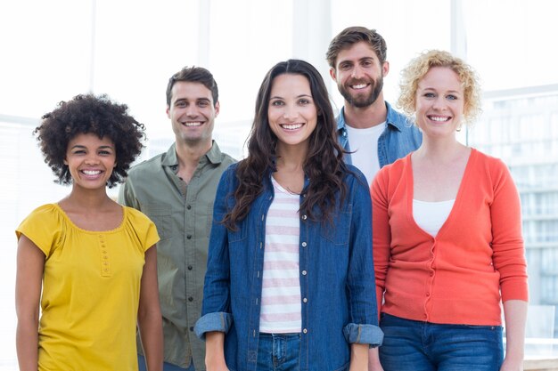 Foto retrato de grupo de jóvenes colegas felices