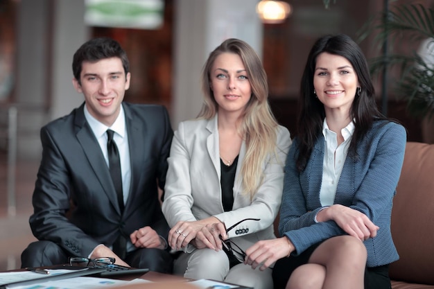 Foto retrato de un grupo de jóvenes empresarios exitosos sentados