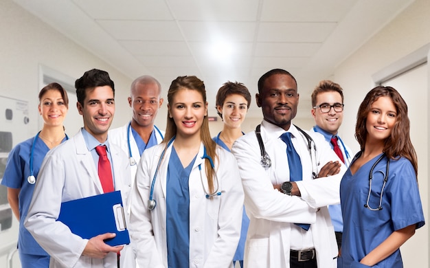 Retrato de un grupo de médicos sonrientes