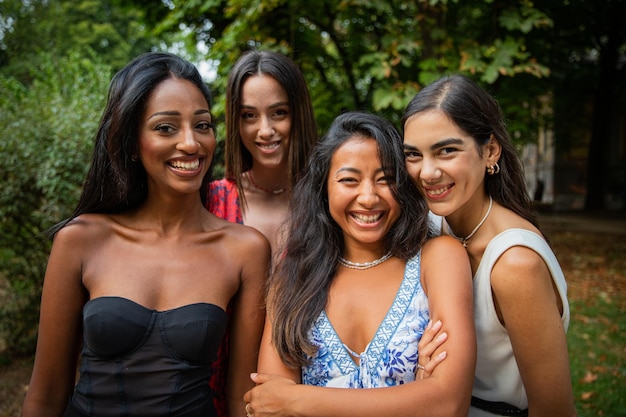 Retrato de un grupo multiétnico de amigas al aire libre concepto de diversidad étnica