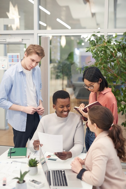 Retrato de grupo multiétnico de jóvenes empresarios