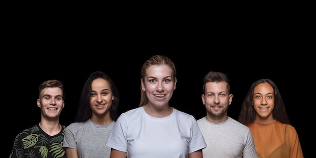 Retrato de grupo de personas emocionales en la pared negra del estudio