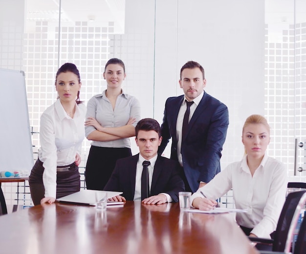 retrato de un grupo de personas de negocios en una oficina moderna y luminosa