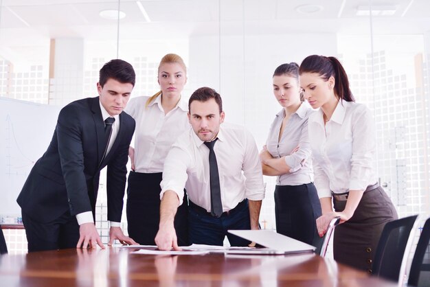 retrato de un grupo de personas de negocios en una oficina moderna y luminosa