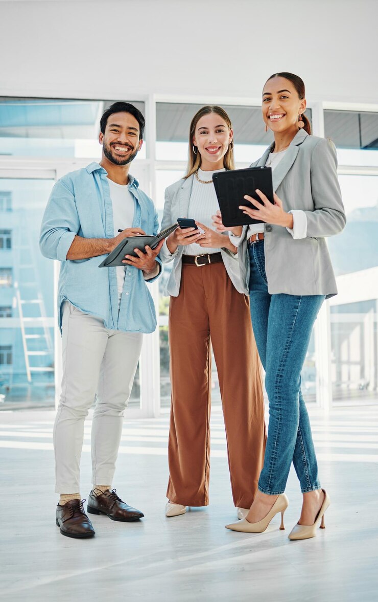 Foto retrato de un grupo de personas de negocios en el vestíbulo con una sonrisa de confianza y el equipo técnico en la oficina empleados de inicio felices hombre y mujer de pie en el trabajo juntos con orgullo, planificación y colaboración