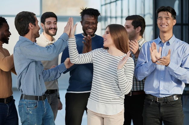 Retrato de grupo de recursos humanos de empleados sonrientes de un equipo amigable de diferentes géneros raciales s