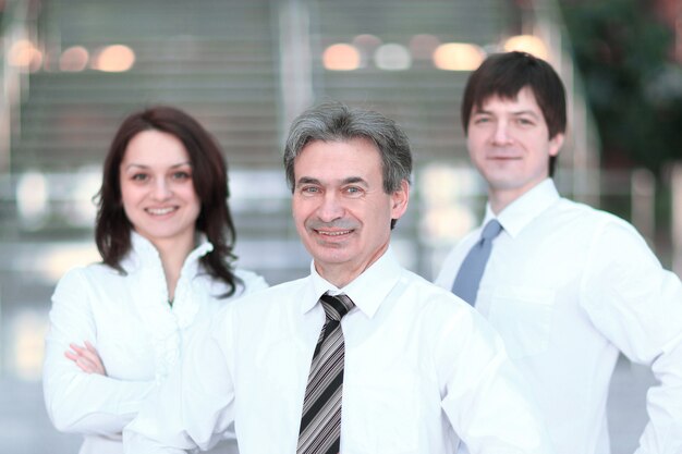 Retrato del grupo de trabajo empresarial de pie en la oficina.El concepto de trabajo en equipo