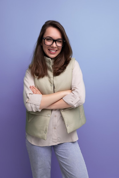 Retrato de una guapa joven morena con un look casual y gafas