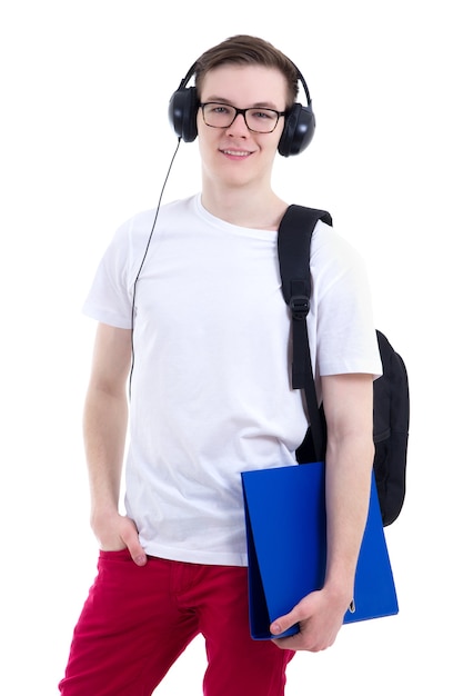 Retrato de guapo adolescente con mochila y auriculares aislado sobre fondo blanco.