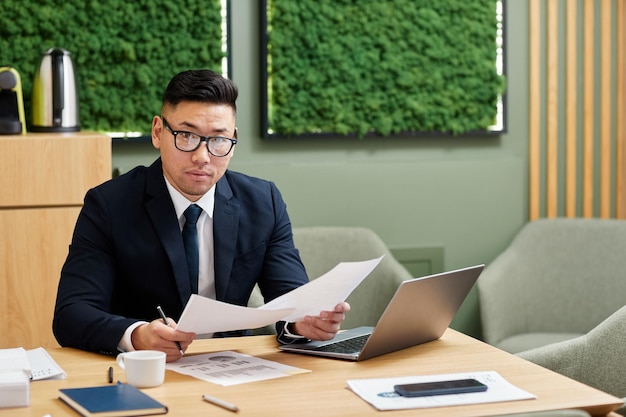 retrato, de, guapo, asiático, hombre de negocios, en el trabajo