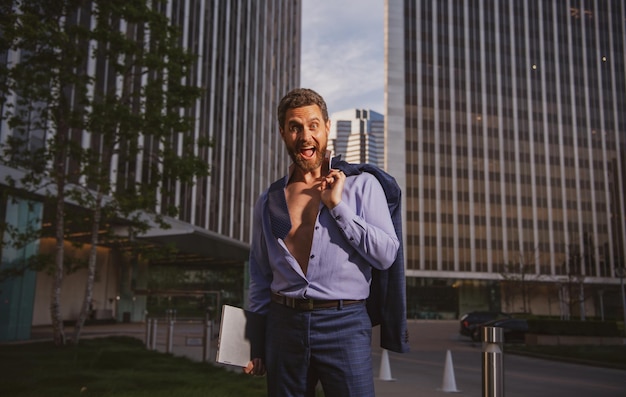 Retrato de un guapo ceo empresario emocionado en traje joven sexy