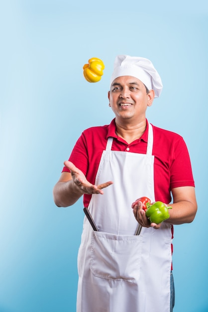 Retrato de guapo chef indio posando mientras realiza actividades