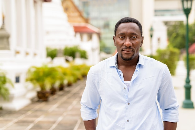 Retrato de guapo empresario africano en templo budista